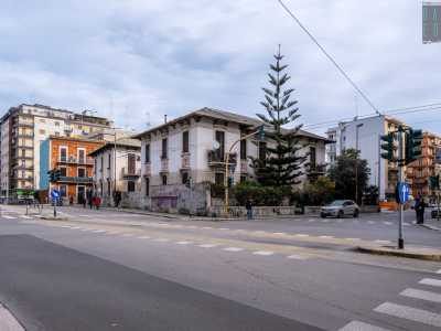 Per accedere a piazzale Locchi, partendo da Parco 2 Giugno, imbocchiamo viale della Repubblica. Dopo 600 metri giriamo a destra...